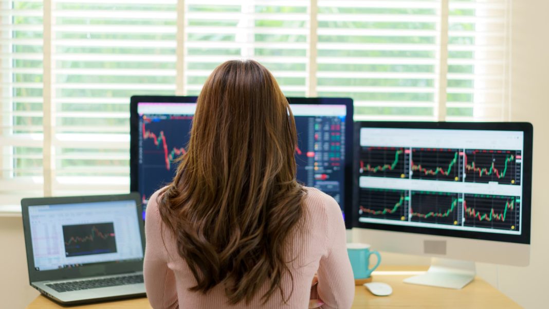 One fund delivers income, guards against volatility and is rated 5 stars