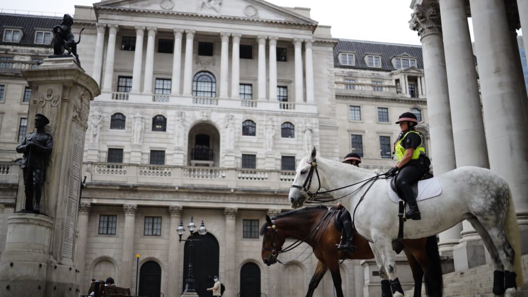 Europe's central banks in 'wait-and-see' mode on interest rates