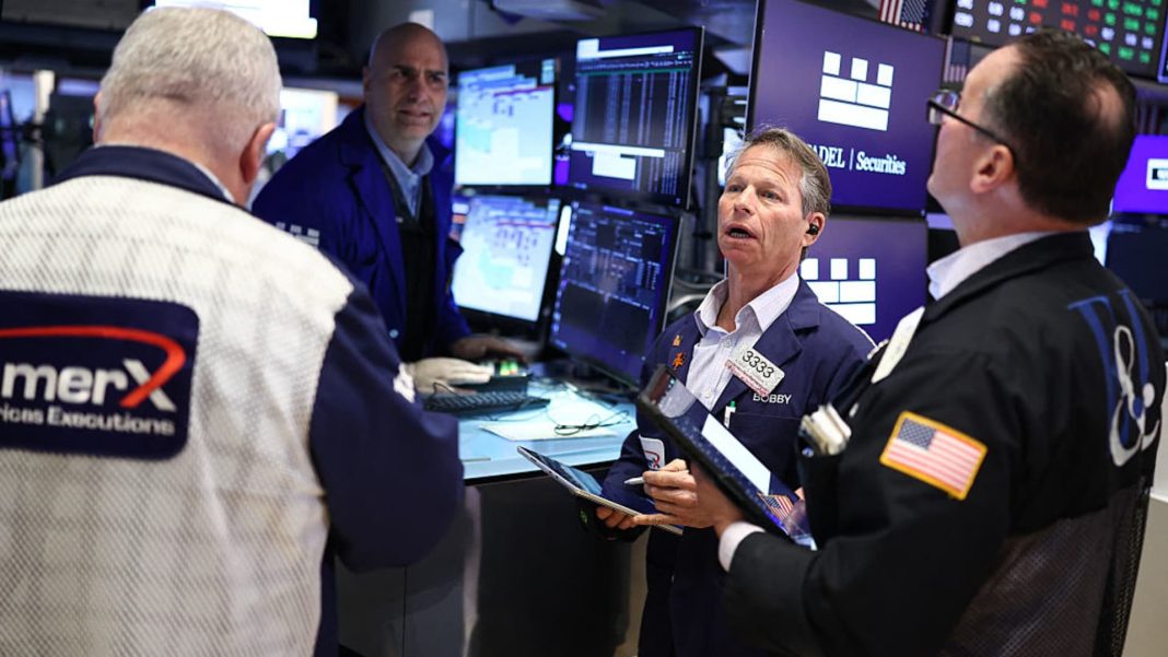Top Street analysts prefer these dividend stocks for steady income